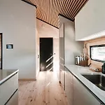Lillan - Luxury Seaside With Sauna & Jacuzzi בית נופש פורבו